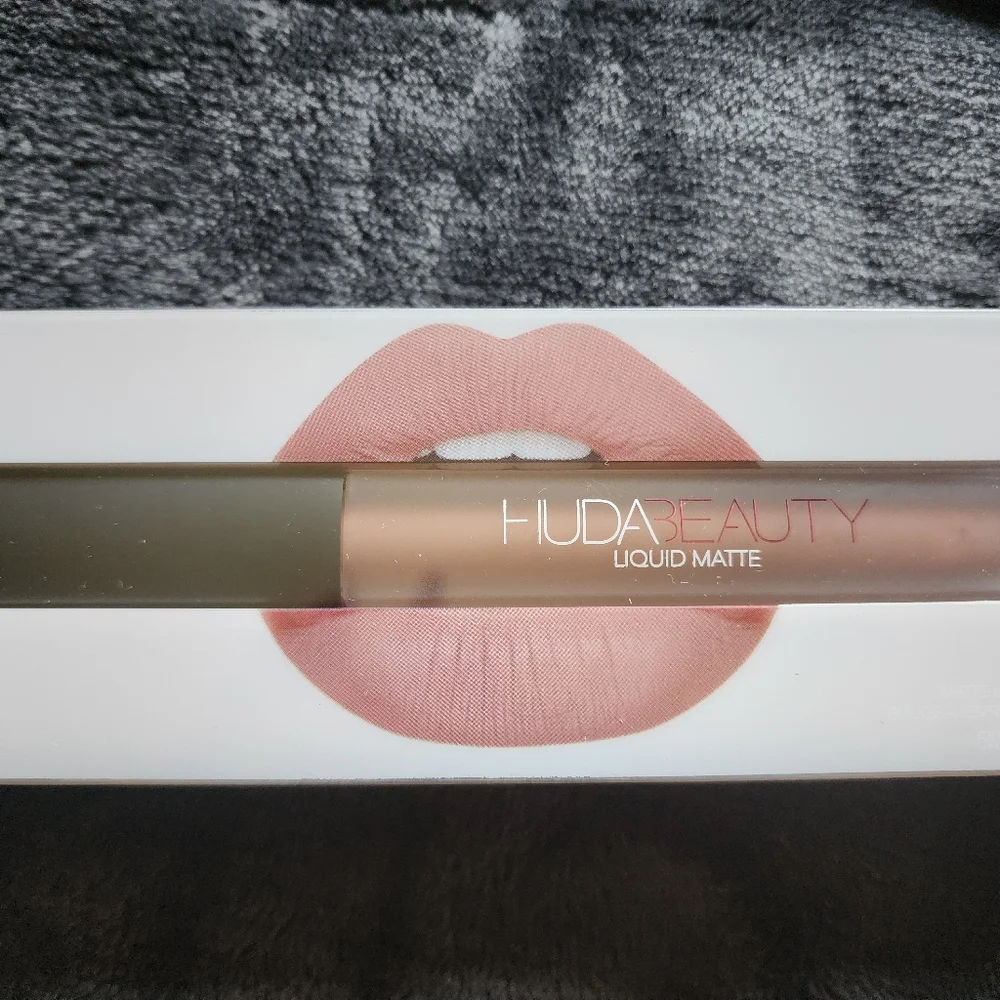 Huda Beauty Liquid Lipstick "Wifey" - Picture 1 of 4